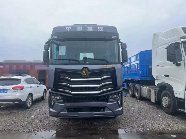 必一平台豪沃MAX牵引车